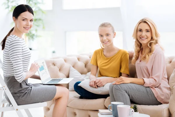 Gente allegra positiva che ti guarda — Foto Stock