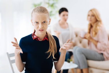 Meslektaşlar genç kız ağlıyor