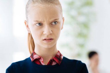 Üzgün mutsuz hüzünlü kız