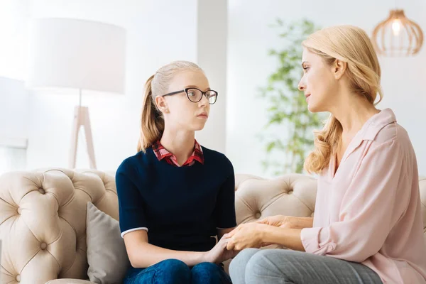 Trauriges intelligentes Mädchen mit Blick auf ihre Mutter — Stockfoto