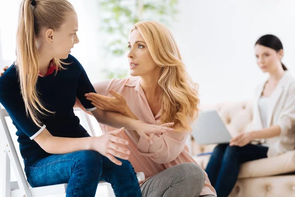 Bonita mujer cariñosa hablando con su hija — Foto de Stock