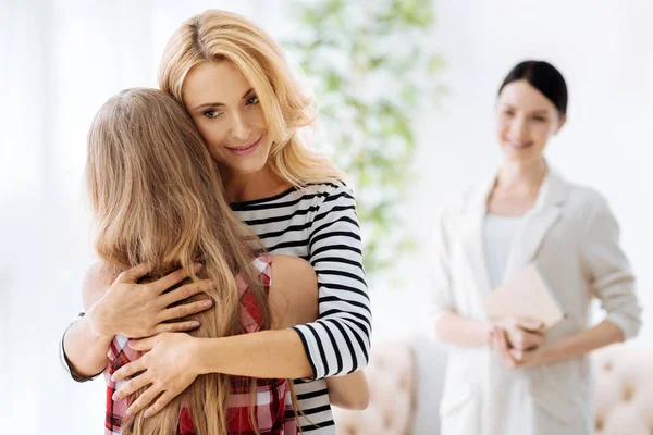 Schöne fürsorgliche Frau umarmt ihre Tochter — Stockfoto