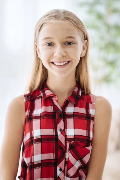 Menina bonita feliz estar em um humor positivo — Fotografia de Stock