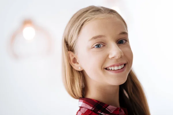 Vrolijke jonge meisje glimlachen — Stockfoto