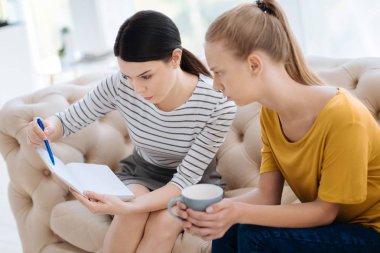 İyi görünümlü psikolog onun fikri açıklayan memnun