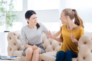 Kızgınlığını ifade depresif huysuz kadın