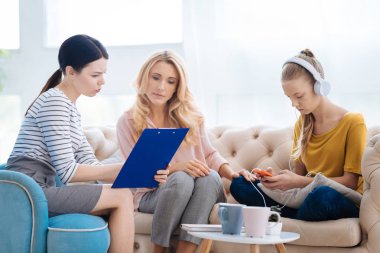 Akıllı profesyonel terapist hasta annesine söz