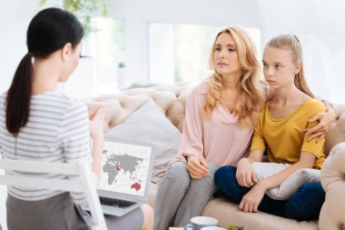 Keyifli şefkatli anne kızını sarılma