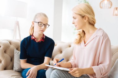 güzel kadın psikolog not almak