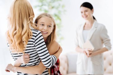 Neşeli güzel kız annesi sarılma