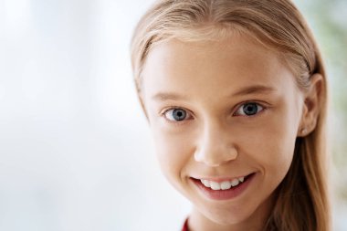 İyi bir neşeli kız portresi