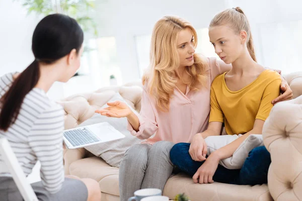 Grave bella madre e figlia guardando lo schermo del computer portatile — Foto Stock