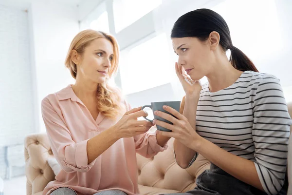 Freudlose, traurige Frau nimmt eine Tasse — Stockfoto