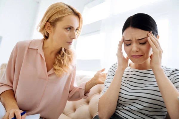 Sorgliga glädjelös kvinna lider av smärta — Stockfoto