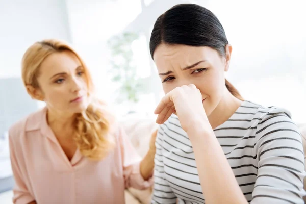 Femme malheureuse sans pom girl essuyant son nez — Photo