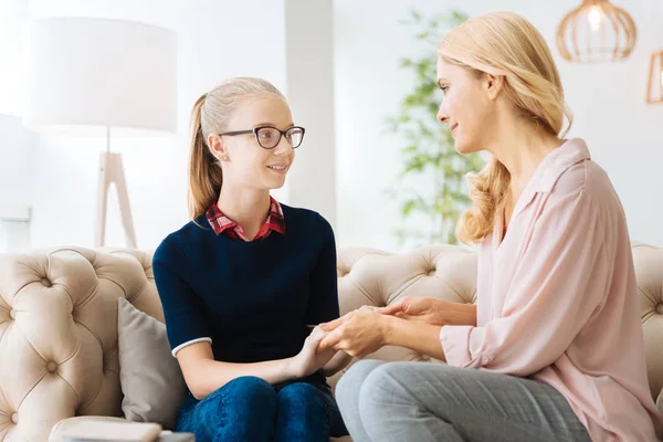 Mooie zorgzame moeder haar dochter te kijken — Stockfoto