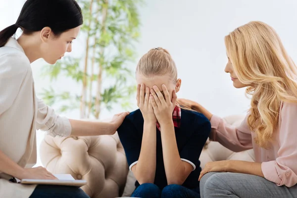 Freudloses unglückliches Mädchen weint — Stockfoto