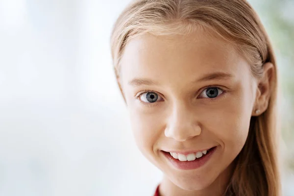 Retrato de una linda chica alegre —  Fotos de Stock