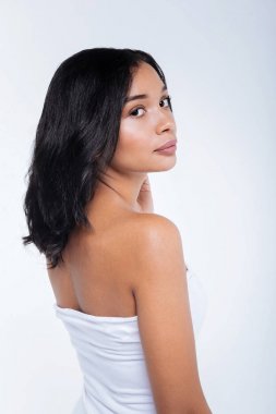 Esmer kadın ayakta yarı açık-off--omuz üst