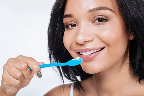 Закрыть очаровательную женщину, чистившую зубы — стоковое фото