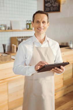 Bir tablet holding neşeli yakışıklı aşçı