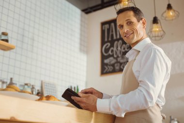 Bir tablet tutan memnun usta aşçı