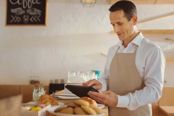 Neşeli akıllı aşçı tablet kullanma — Stok fotoğraf