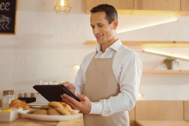 Modern teknolojiyi kullanarak neşeli mutlu aşçı