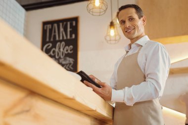 Sana bakarken mutlu mutlu adam