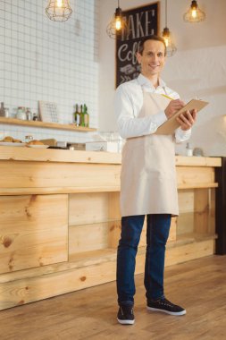 Stok yapan neşeli yakışıklı erkek