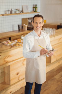 Fırında çalışan memnun olumlu adam