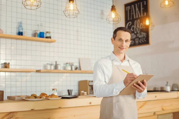 Hombre agradable inteligente que trabaja en la panadería —  Fotos de Stock