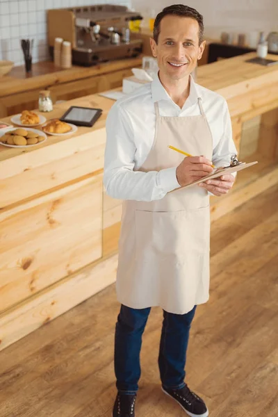 Glad glad människa som är på jobbet — Stockfoto