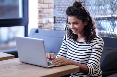 Mutlu kız dizüstü bilgisayarda çalışma