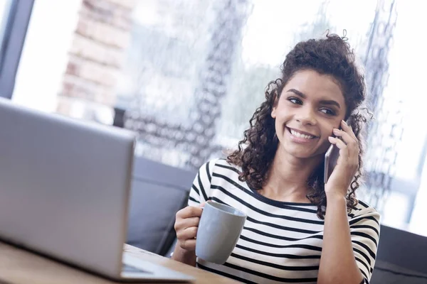 Adorável menina alegre segurando um copo — Fotografia de Stock