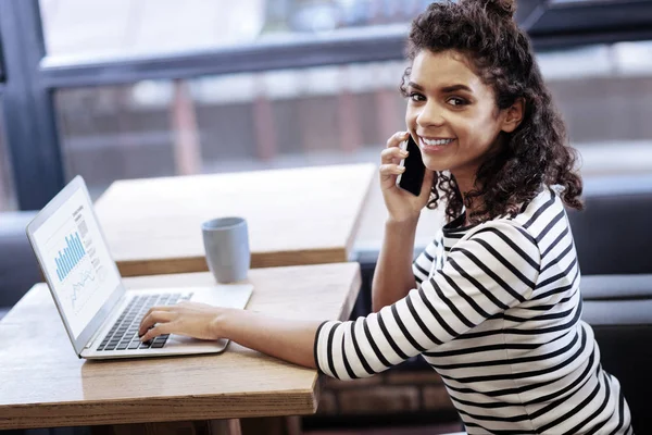 Exuberante de cabelos encaracolados menina falando ao telefone — Fotografia de Stock