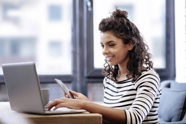 Vacker flicka arbetar på sin laptop — Stockfoto