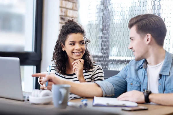 Mädchen und Junge sitzen und arbeiten zusammen — Stockfoto