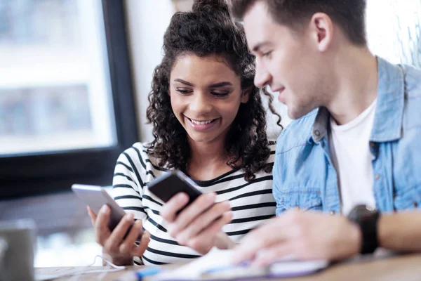 Waarschuwing jongen en meisje hun telefoons houden — Stockfoto