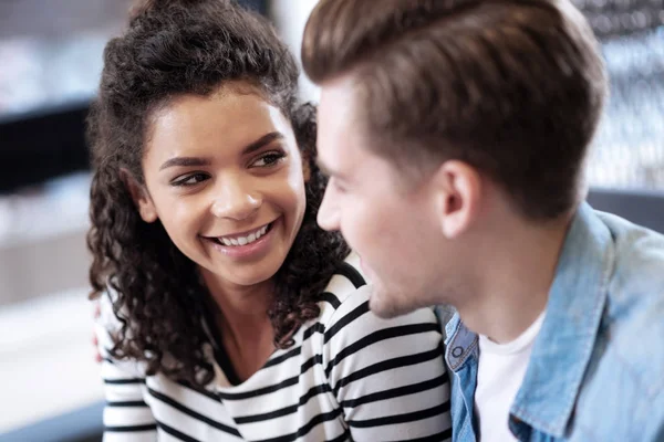 Jovencita encantadora mirando al joven — Foto de Stock