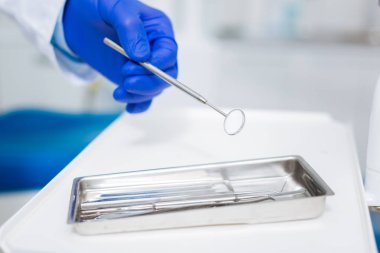 Bir diş ayna yakın çekim