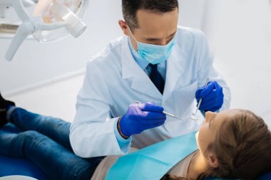 Pozitif güzel doktor genç hastası seyir