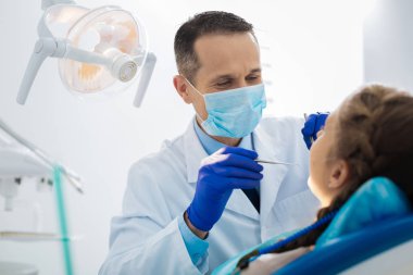 Neşeli mutlu dişçi onun bu işle