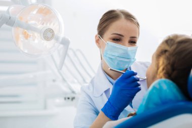 Çok mutlu pozitif doktor hastasını arıyorsunuz