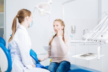 Yanağını tutarak güzel mutsuz kız