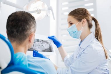 Çok mutlu neşeli Doktor hastaya konuşuyor