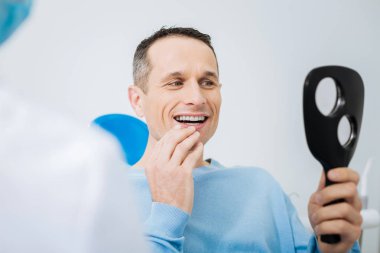 Mutlu neşeli adam onun yansıması bakan