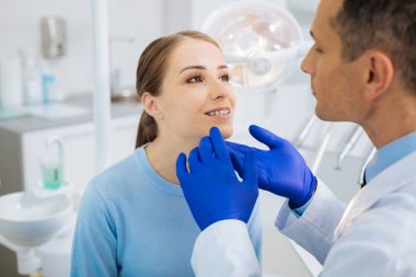 Pozitif güzel kadın onun dişçide arıyor