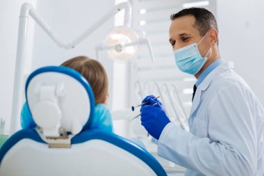 Neşeli dostu Doktor hastasına seyir