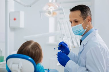 Onun hasta neşelenmeye memnun güzel doktor